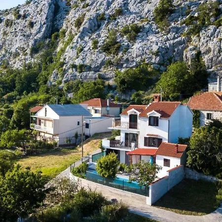 Mons Aureus Villa *